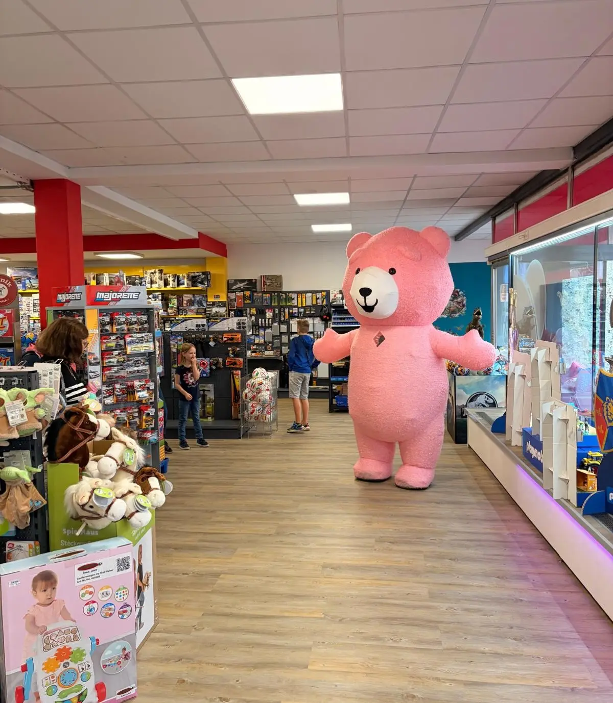 Der Winni-Bär im Laden bei der Eröffnung