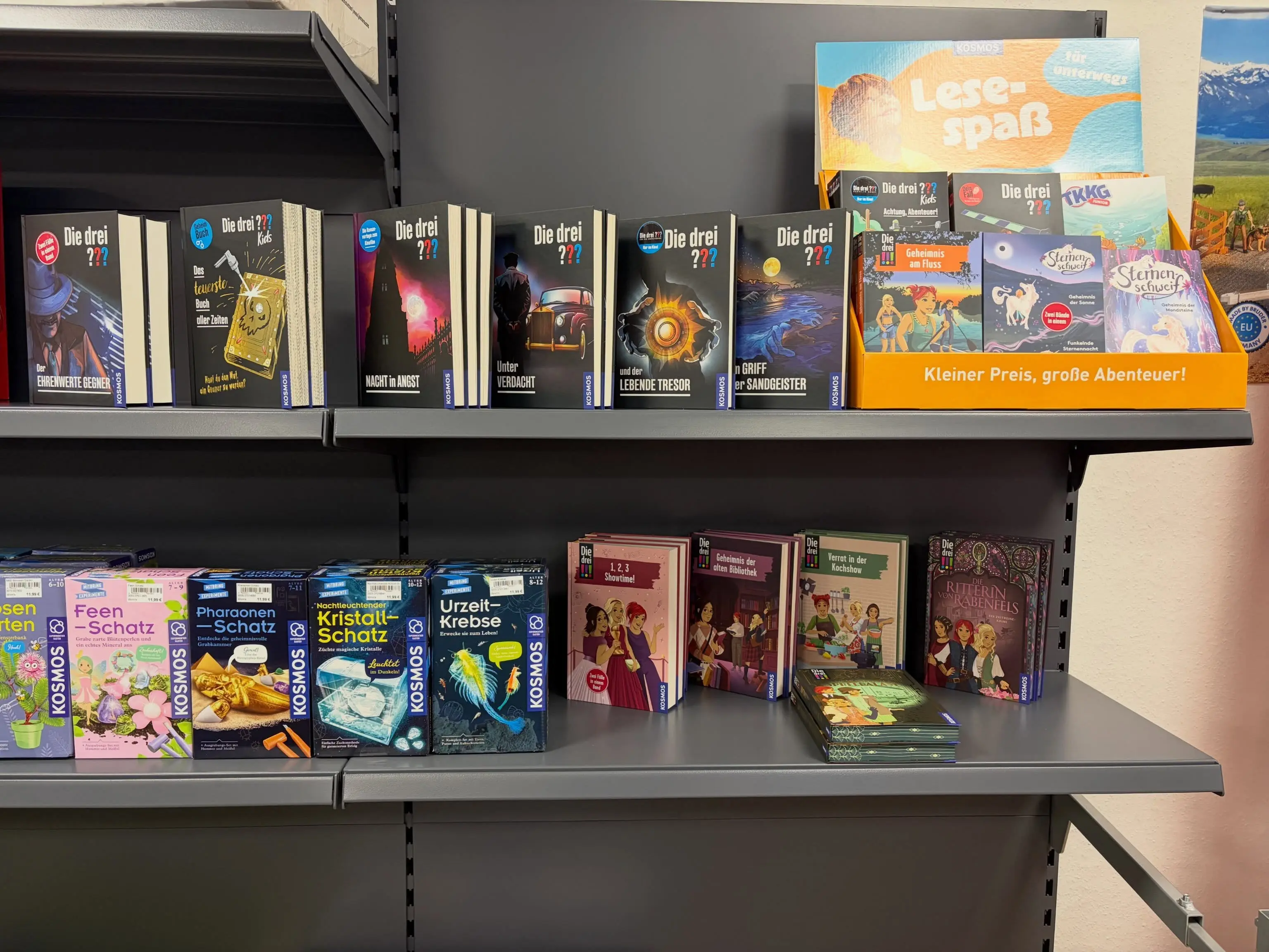 KOSMOS-Spiele und Bücher, darunter Die drei ???