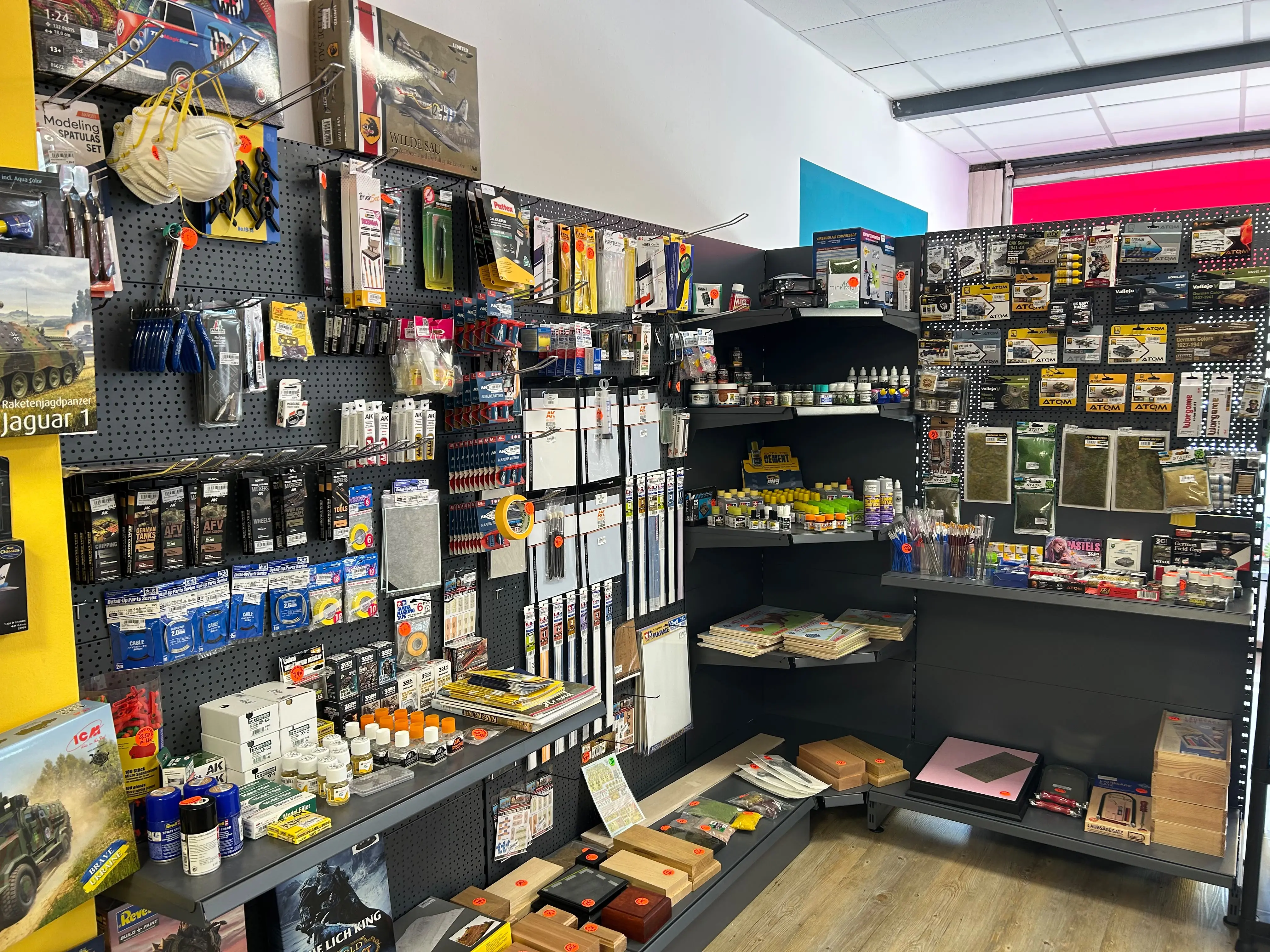 Modellbau-Ecke mit Werkzeug, Farben und Bausätzen