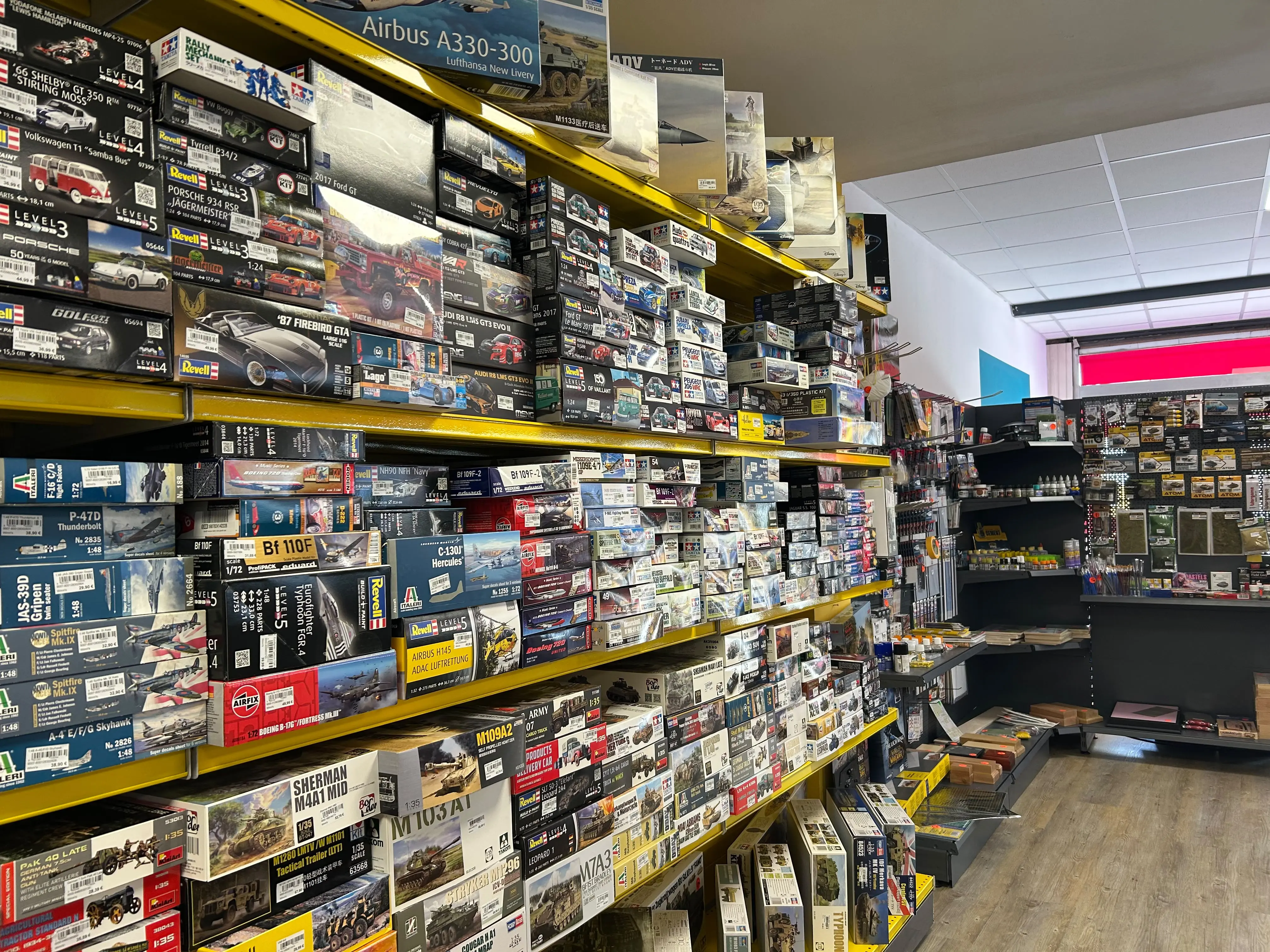 Regale voller Plastikmodell-Bausätze bei Winni’s