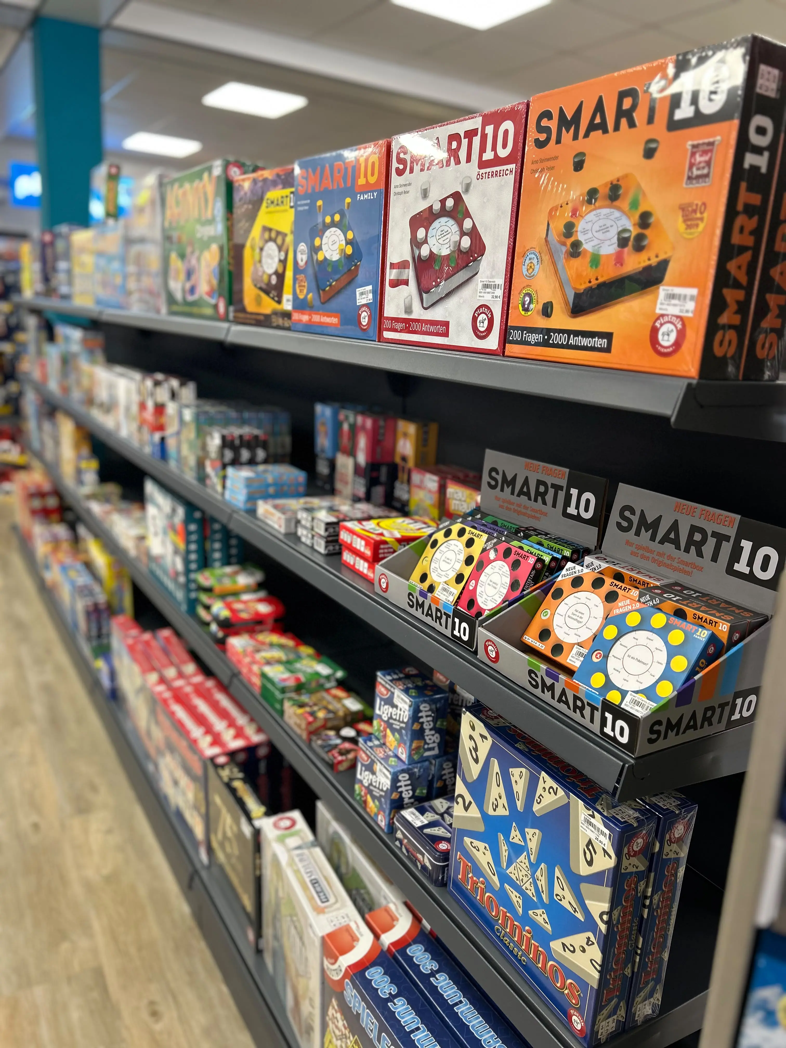 Regal mit Spielen wie Smart10 bei Winni’s