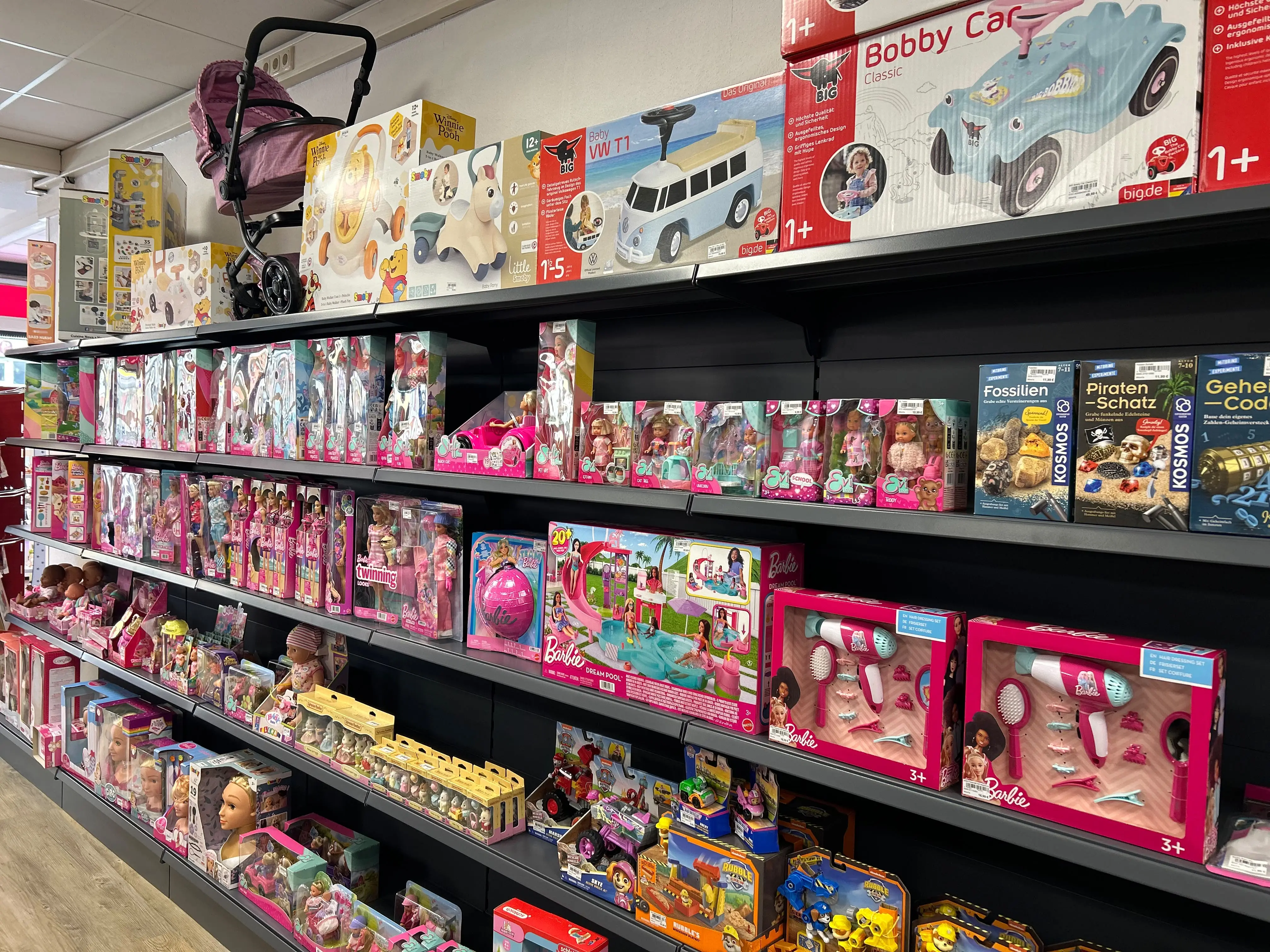 Puppen-Regal mit Barbie und Spielsets