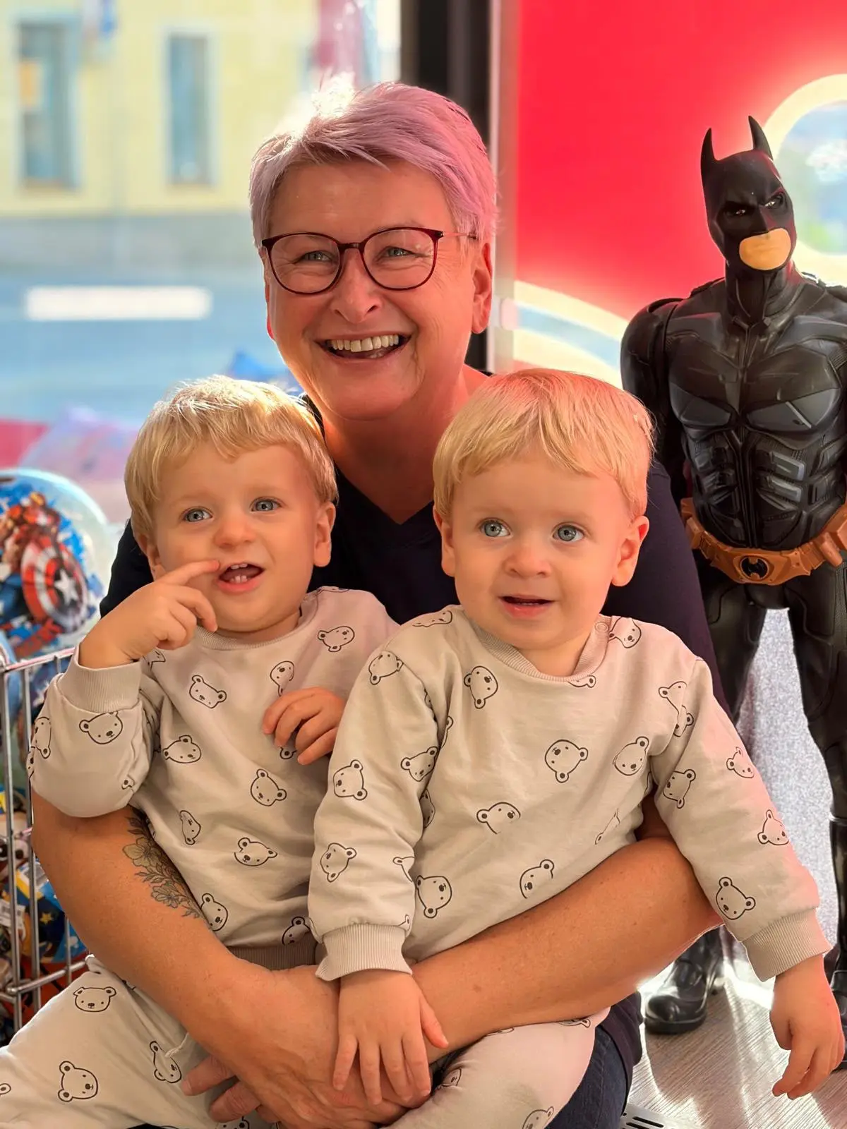 Alexandra Wienroither mit den Zwillingen, den Enkelkindern