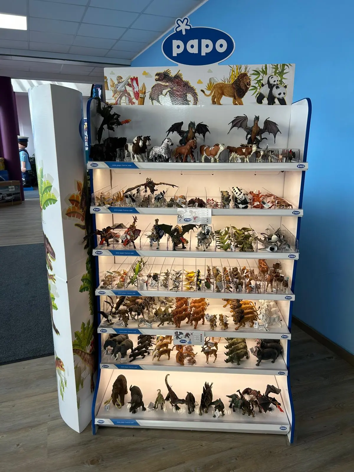 Beleuchteter Papo-Ständer mit Wildtieren, Pferden und Dinosauriern