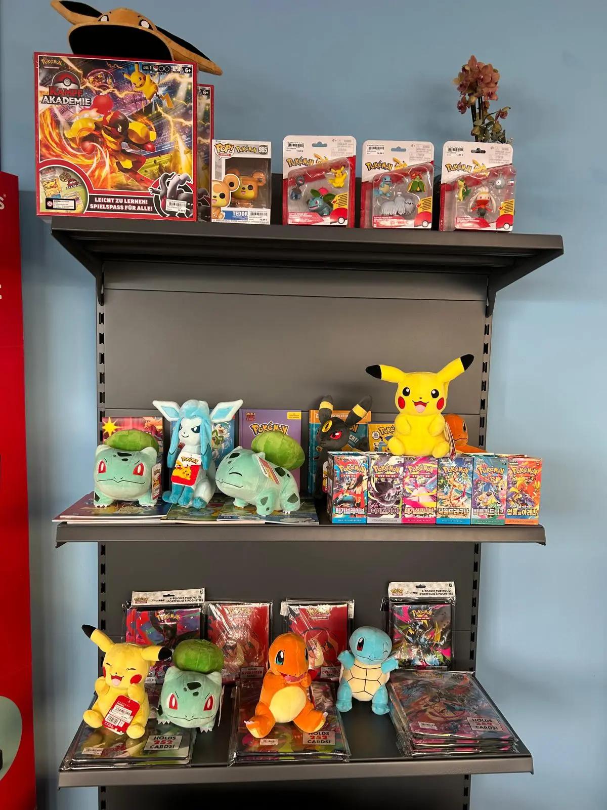 Pokémon-Regal bei Winni’s mit Plüschfiguren von Pikachu, Glumanda und Schiggy