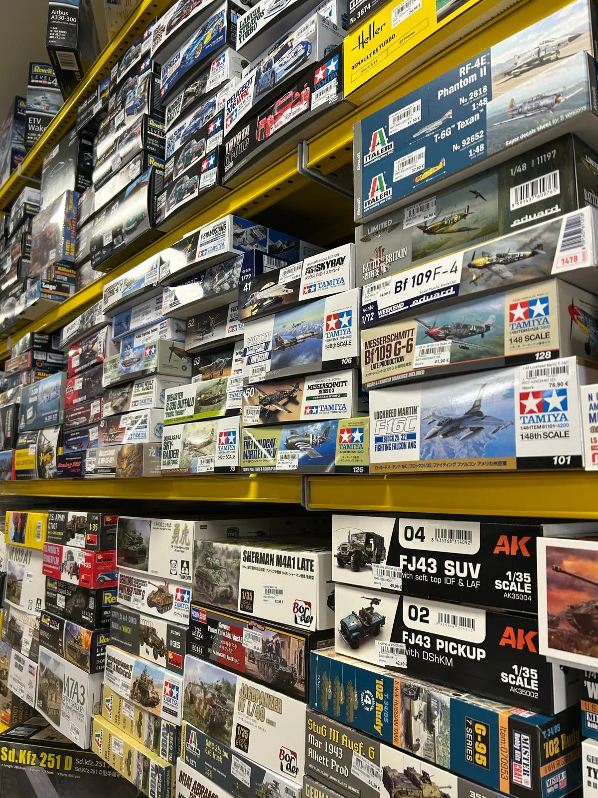 Regale voller Plastikmodell-Bausätze, unter anderem von Tamiya und AK Interactive